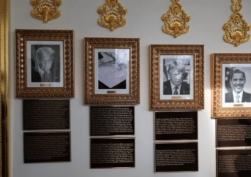 Donald Trump instala placas con burlas e insultos en los retratos de expresidentes en la Casa Blanca